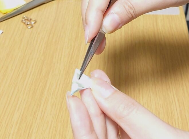 つまみ細工をしている場面