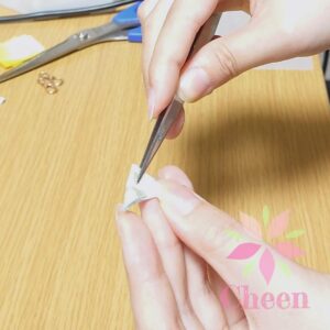 つまみ細工をする場面