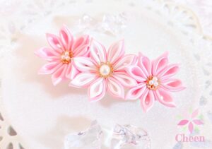 ポリエステルサテンのつまみ細工