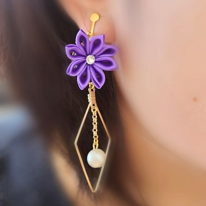 サテンつまみ細工のきらきらイヤリング