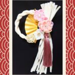 つまみ細工のしめ飾り(桃白×生成)