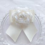 ホワイトカメリアのブローチ つまみ細工