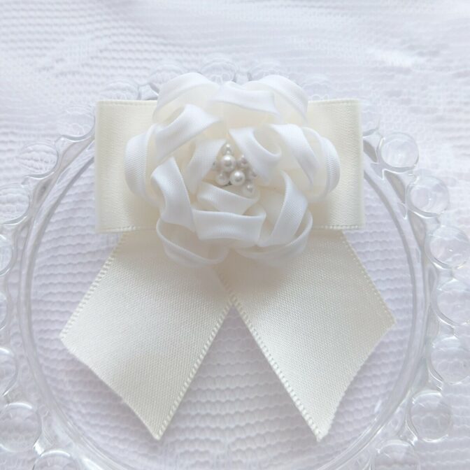 ホワイトカメリアのブローチ つまみ細工