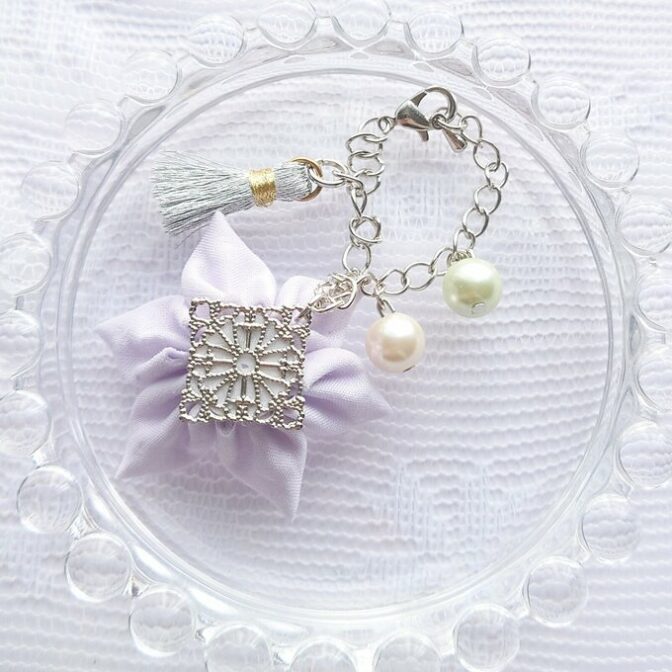 ライラックカラーのバッグチャーム　つまみ細工