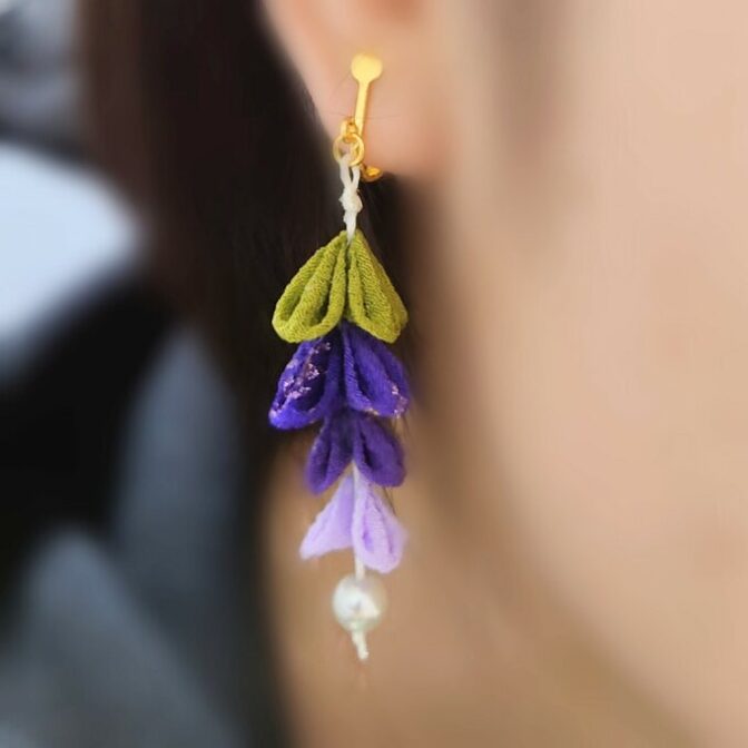 藤の花のつまみ細工イヤリング　ちりめん