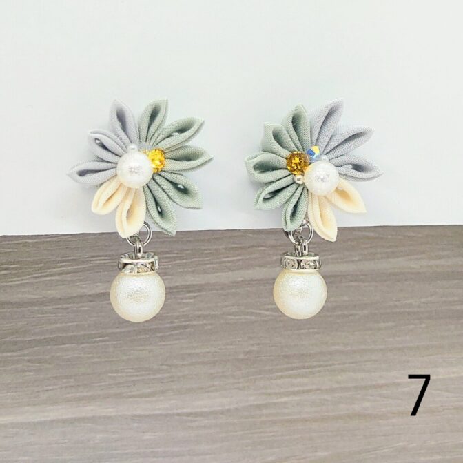 くすみカラーイヤリング（つまみ細工）