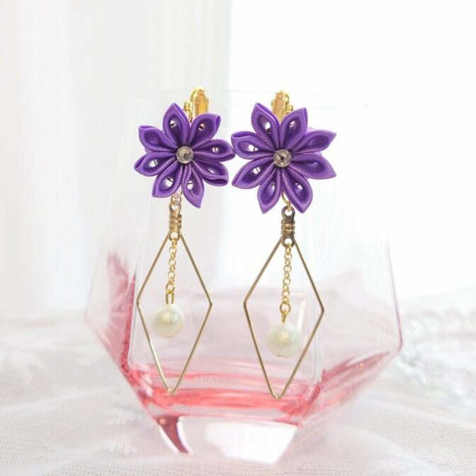 サテンつまみ細工のきらきらイヤリング