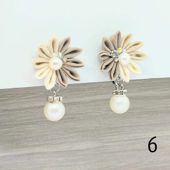 くすみカラーイヤリング（つまみ細工）