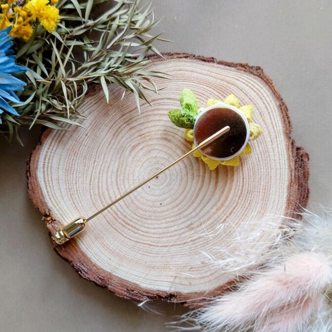 ひまわりのハットピン　つまみ細工