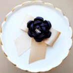 カメリアのブローチ(つまみ細工)