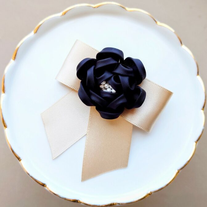 カメリアのブローチ(つまみ細工)