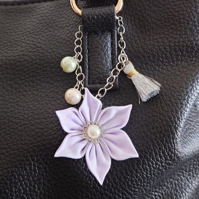 ライラックカラーのバッグチャーム　つまみ細工