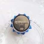 ラピスラズリフラワーブローチ　つまみ細工