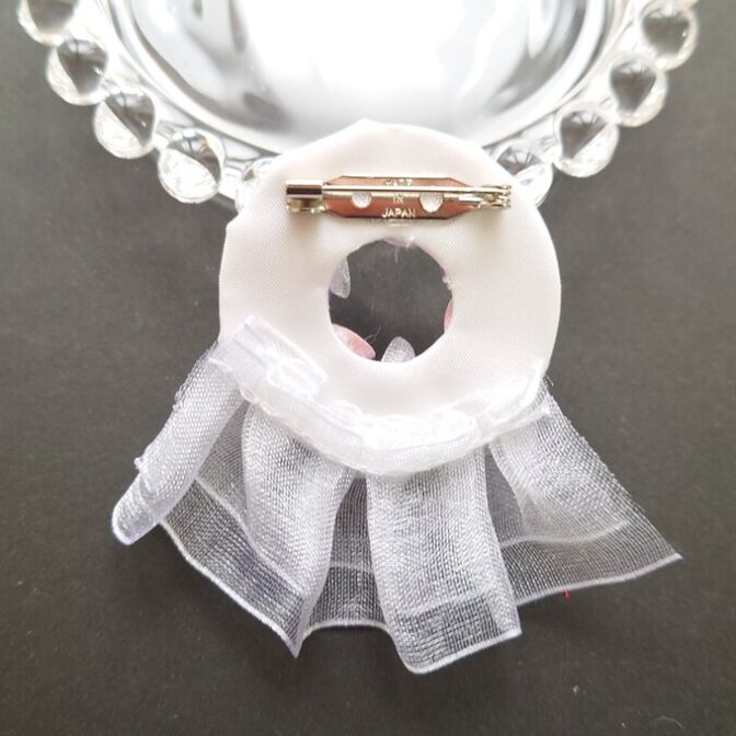 フラワーリースのエレガントブローチ　つまみ細工