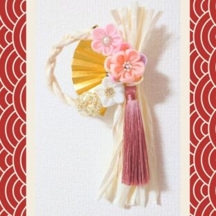 つまみ細工のしめ飾り（桃白×生成）