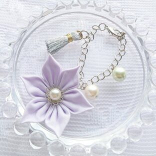 ライラックカラーのバッグチャーム つまみ細工