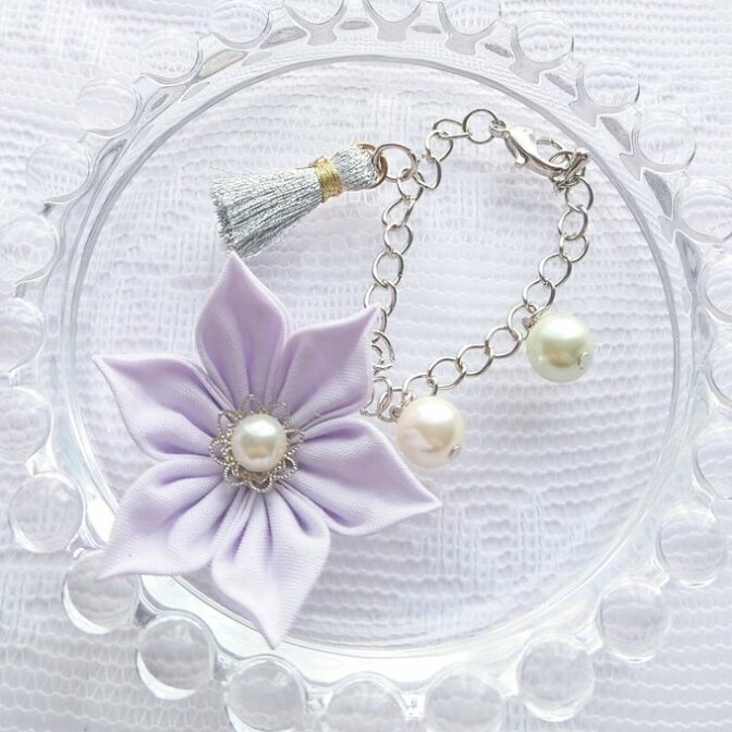 ライラックカラーのバッグチャーム　つまみ細工