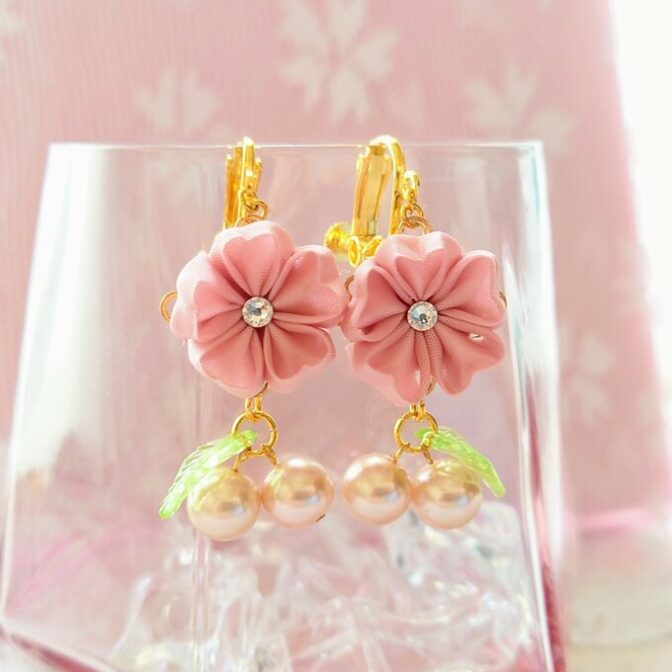 さくらんぼのイヤリング　つまみ細工