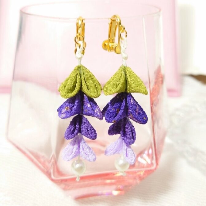 藤の花のつまみ細工イヤリング　ちりめん