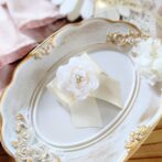 ホワイトカメリアのブローチ