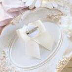 ホワイトカメリアのブローチ