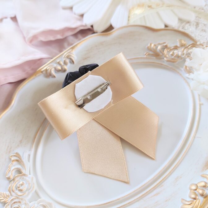 カメリアのブローチ(つまみ細工)