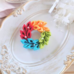 レインボーリースのブローチ　つまみ細工