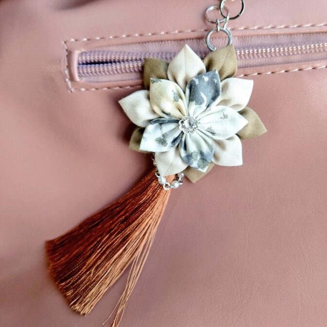 くすみカラーのフラワーバッグチャーム