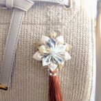 くすみカラーのフラワーバッグチャーム